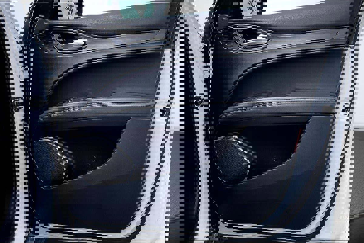 Used 2018 Alfa Romeo Stelvio AWD image 23