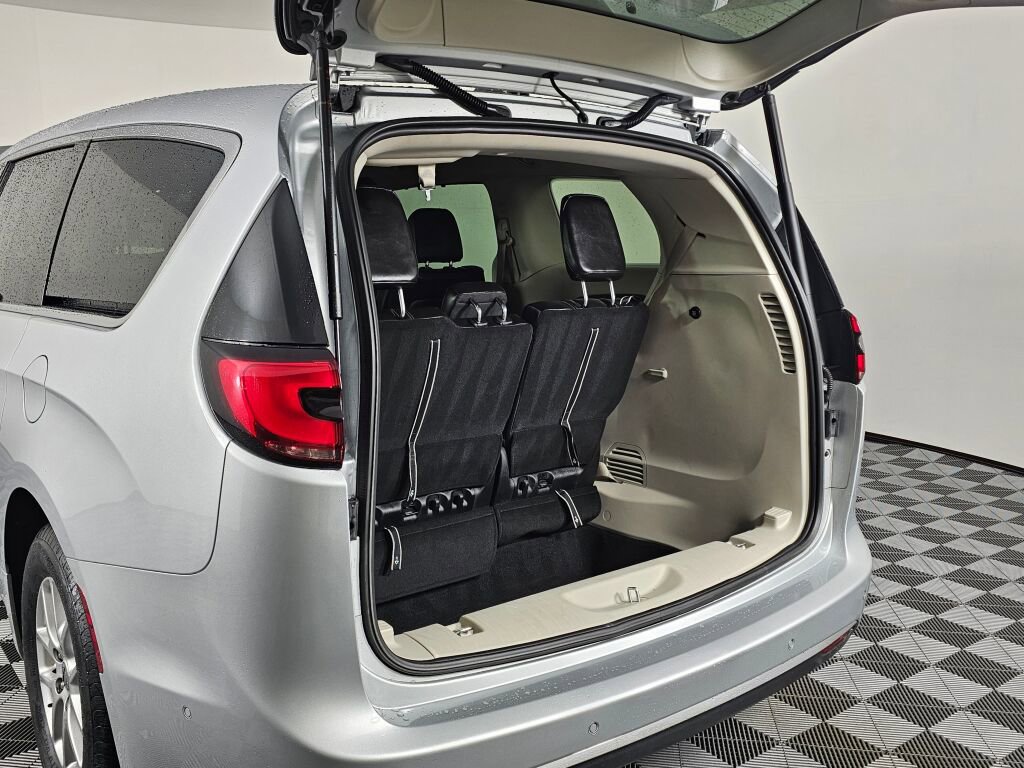 Used 2023 Chrysler Pacifica Touring-L image 14