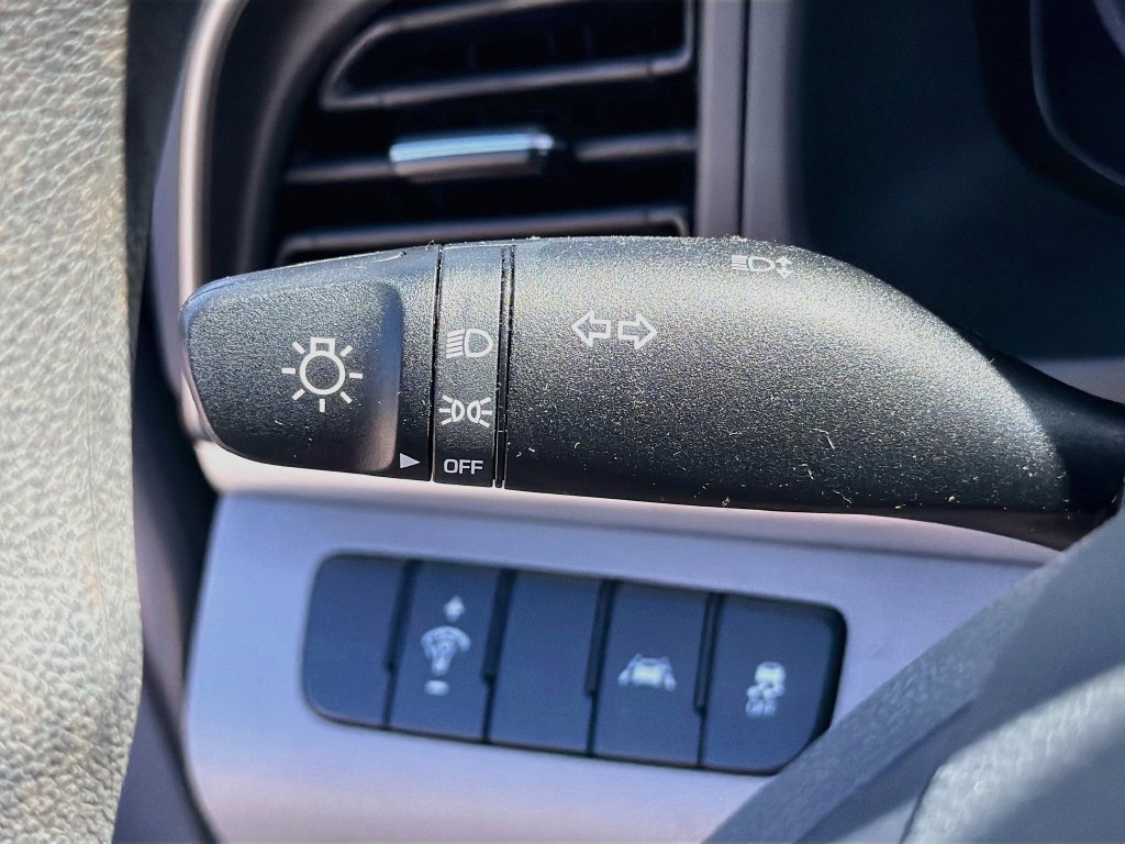 Used 2020 Hyundai Elantra SE FWD image 19