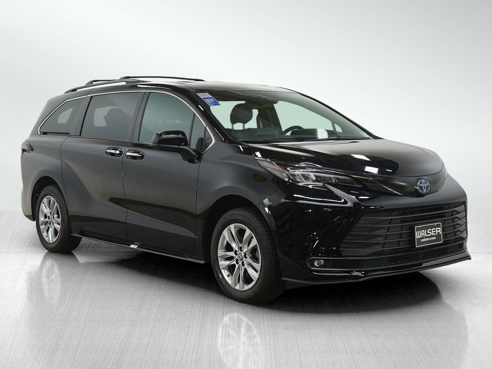 Used 2023 Toyota Sienna XLE Woodland Edition image 7