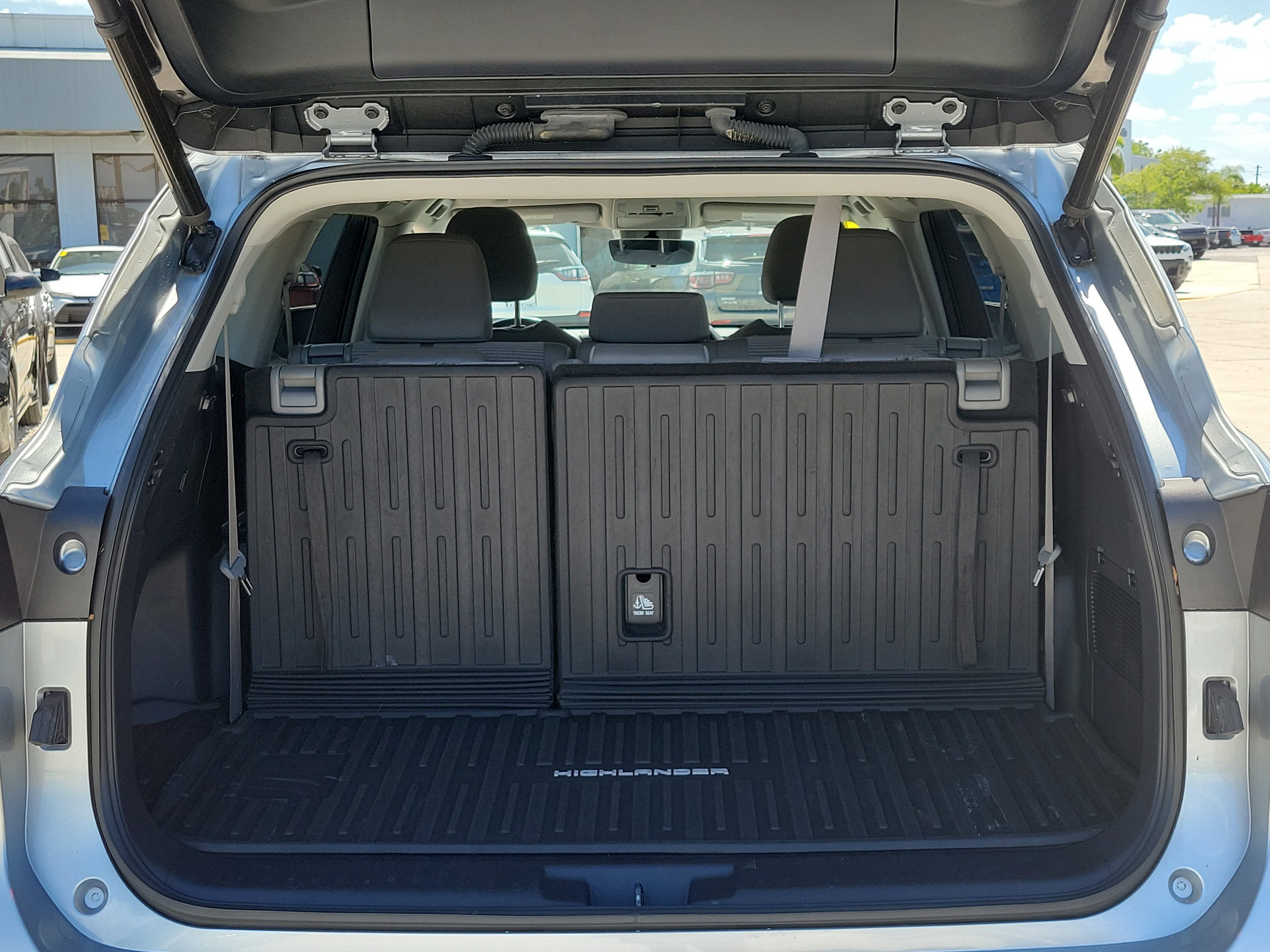 Used 2020 Toyota Highlander LE AWD/4WD image 12