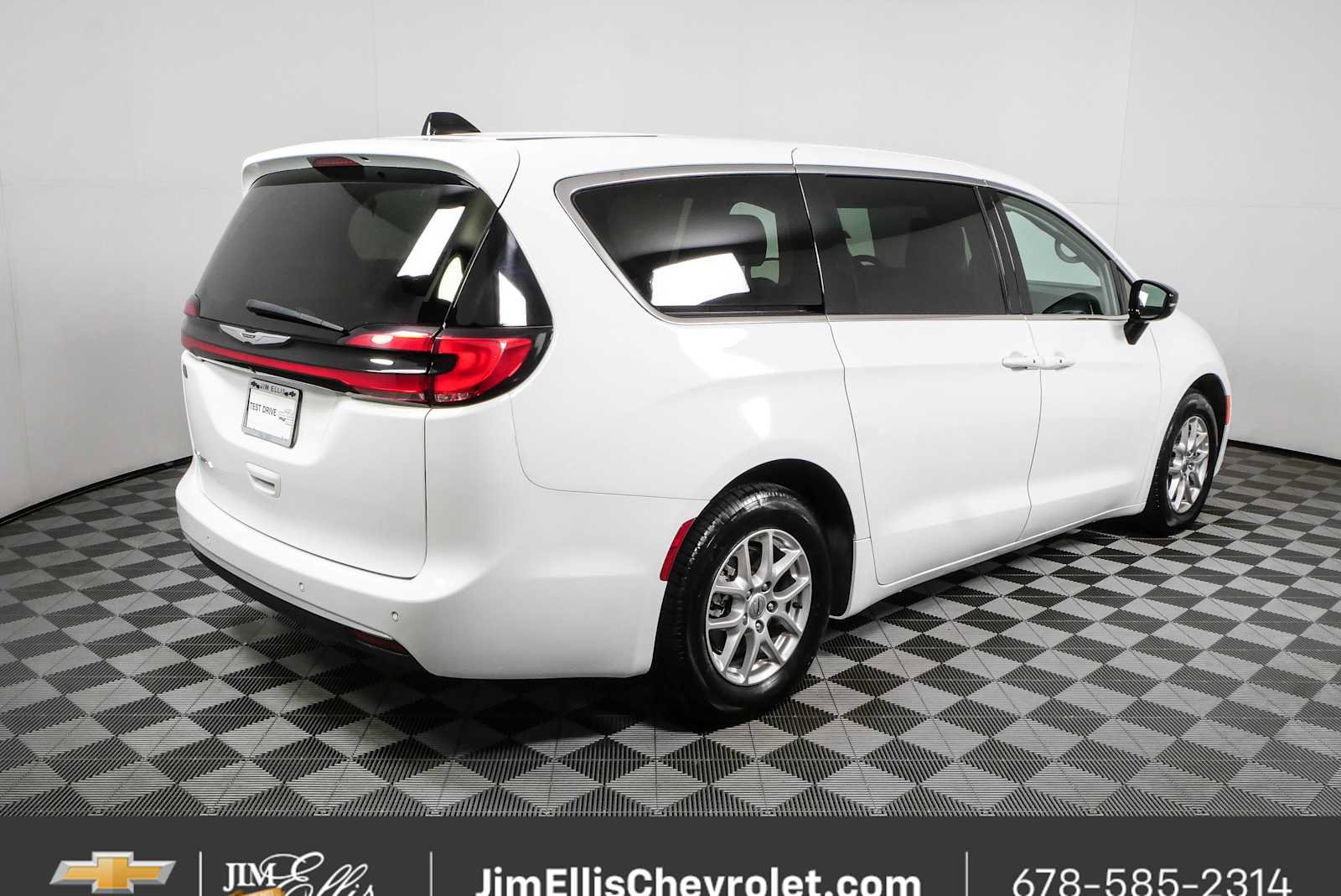 Used 2024 Chrysler Pacifica Touring-L FWD image 3