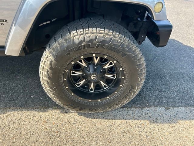 Used 2017 Jeep Wrangler Unlimited Rubicon w/ Connectivity Group AWD/4WD image 4