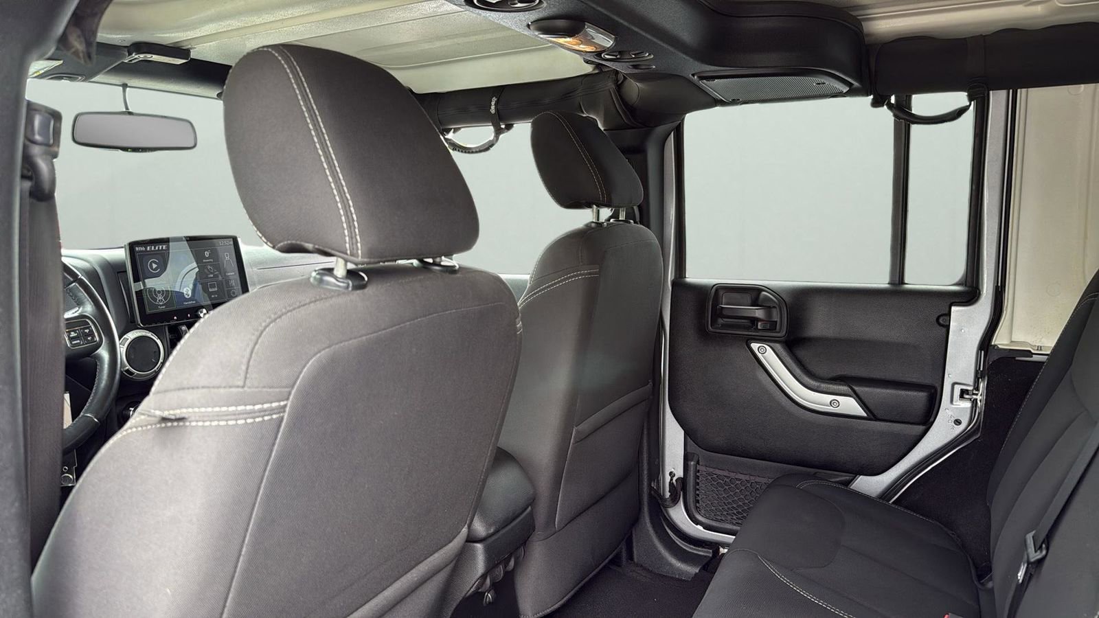 Used 2018 Jeep Wrangler Unlimited Sahara image 29