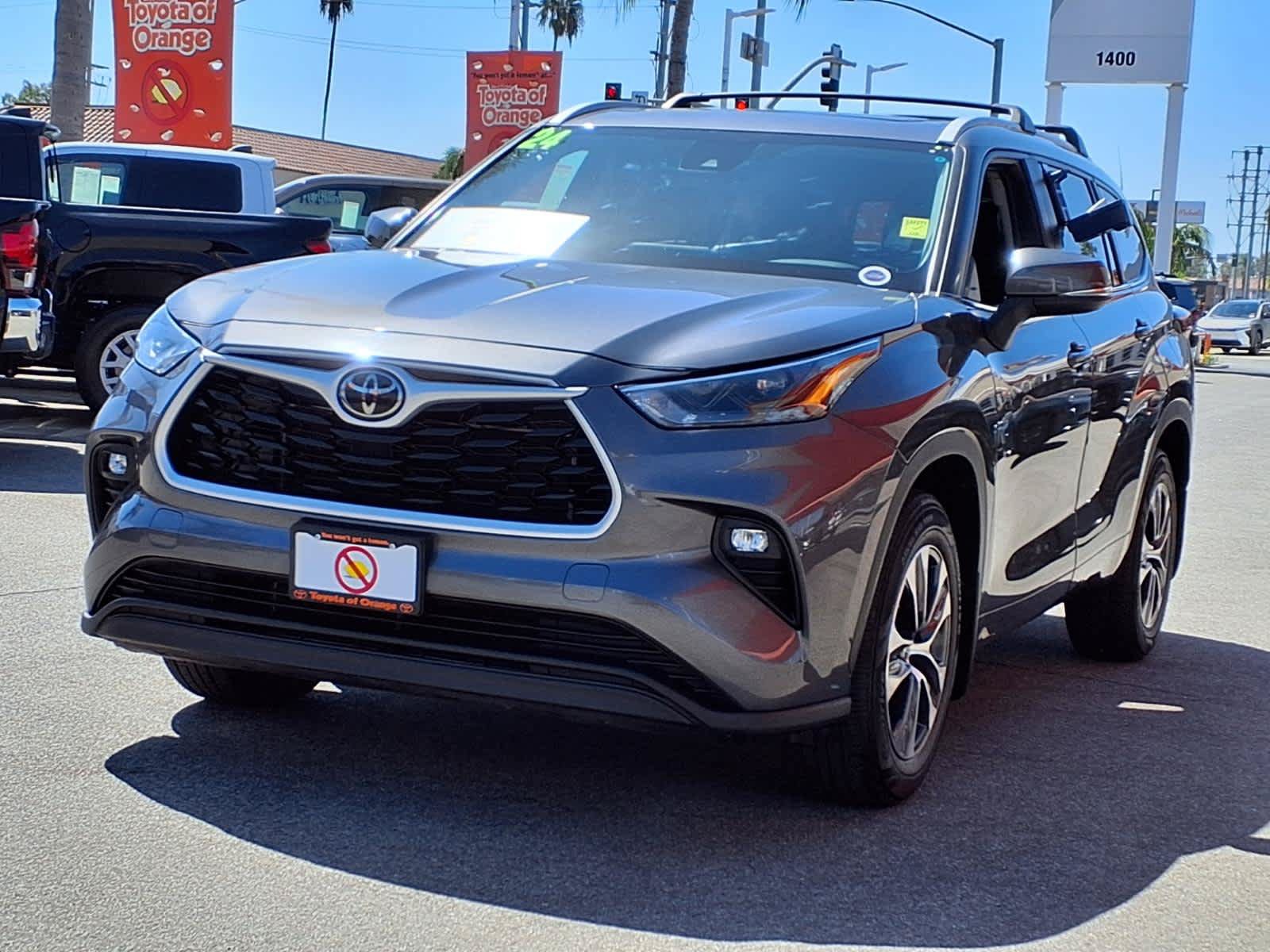 Used 2024 Toyota Highlander XLE FWD image 3