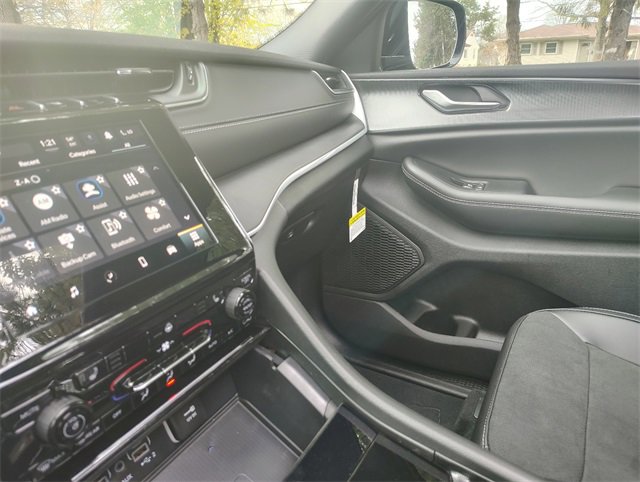 New 2025 Jeep Grand Cherokee Altitude image 29