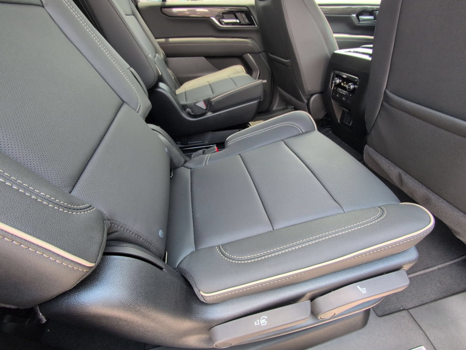 New 2026 GMC Yukon XL Elevation w/ Elevation Premium Package AWD/4WD image 32