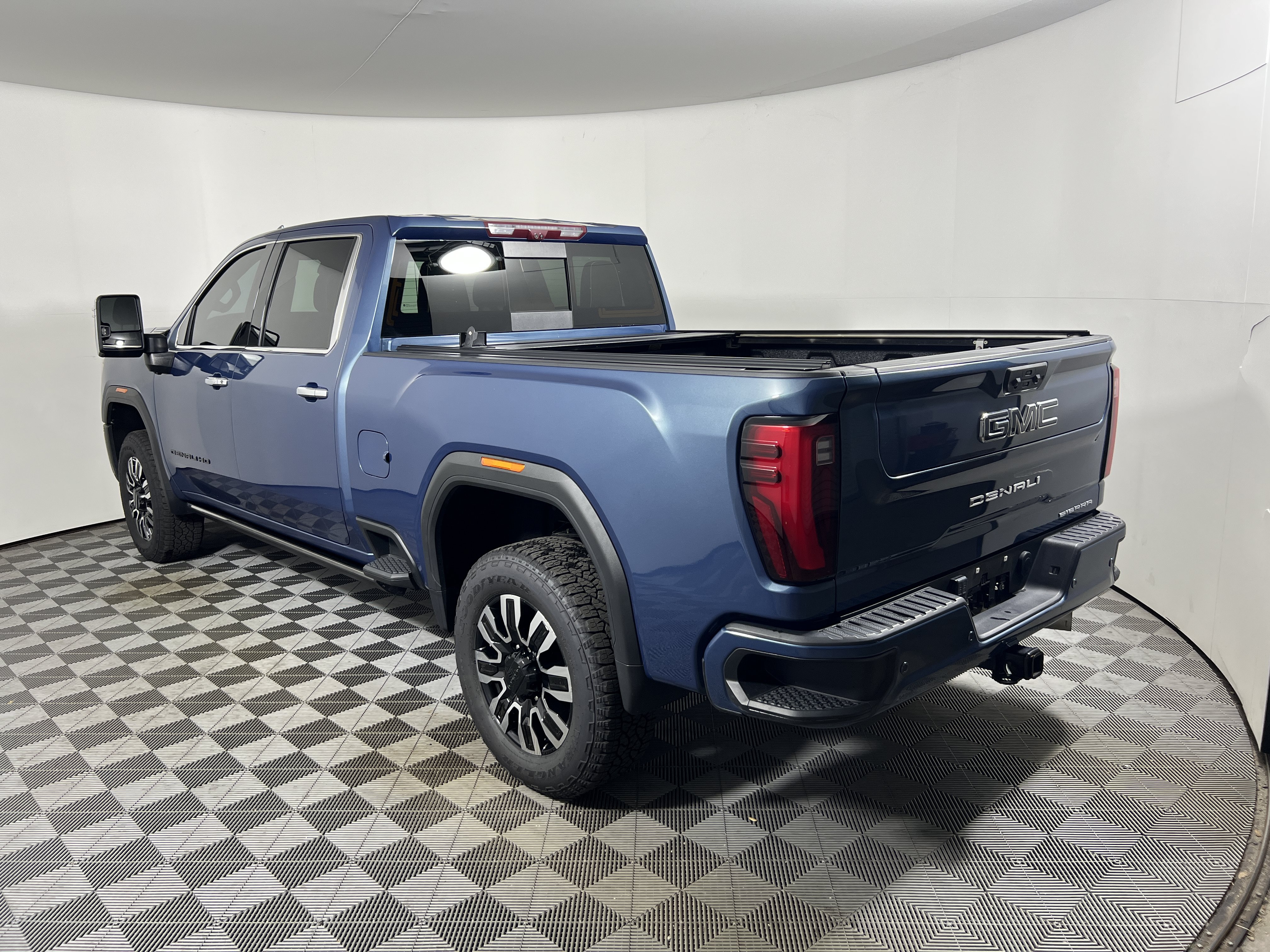 Used 2024 GMC Sierra 2500 Denali Ultimate AWD/4WD image 3