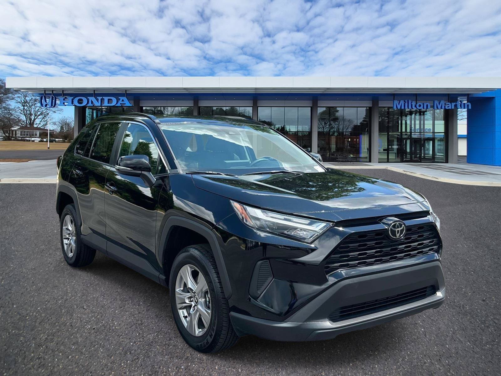 Used 2025 Toyota RAV4 XLE FWD image 1
