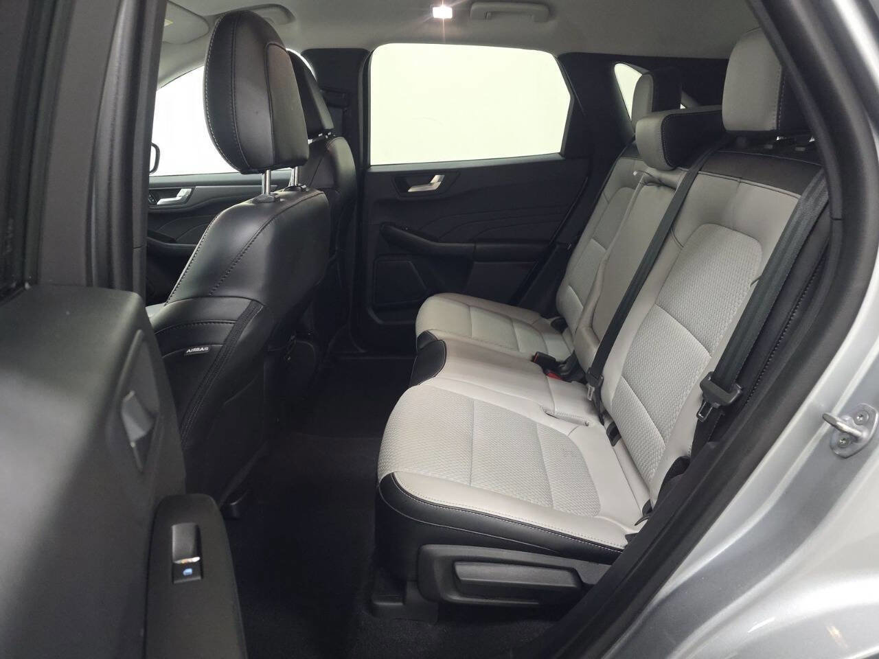 Used 2023 Ford Escape SE image 9