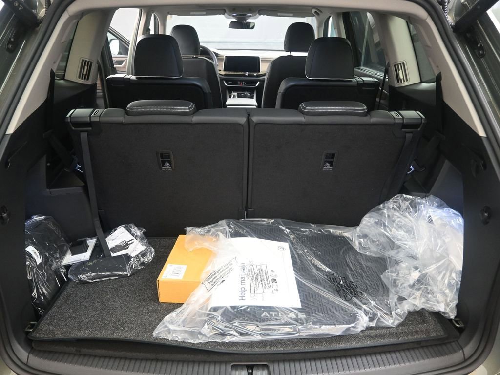 Used 2025 Volkswagen Atlas SEL Premium R-Line image 18