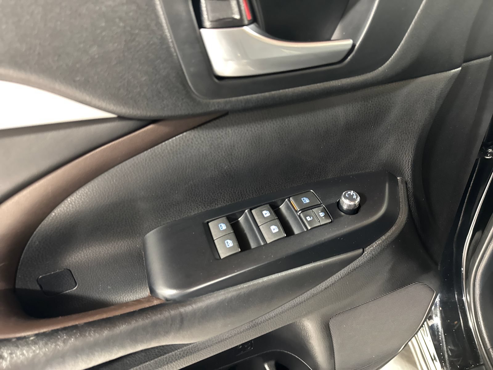 Used 2018 Toyota Highlander XLE AWD/4WD image 16