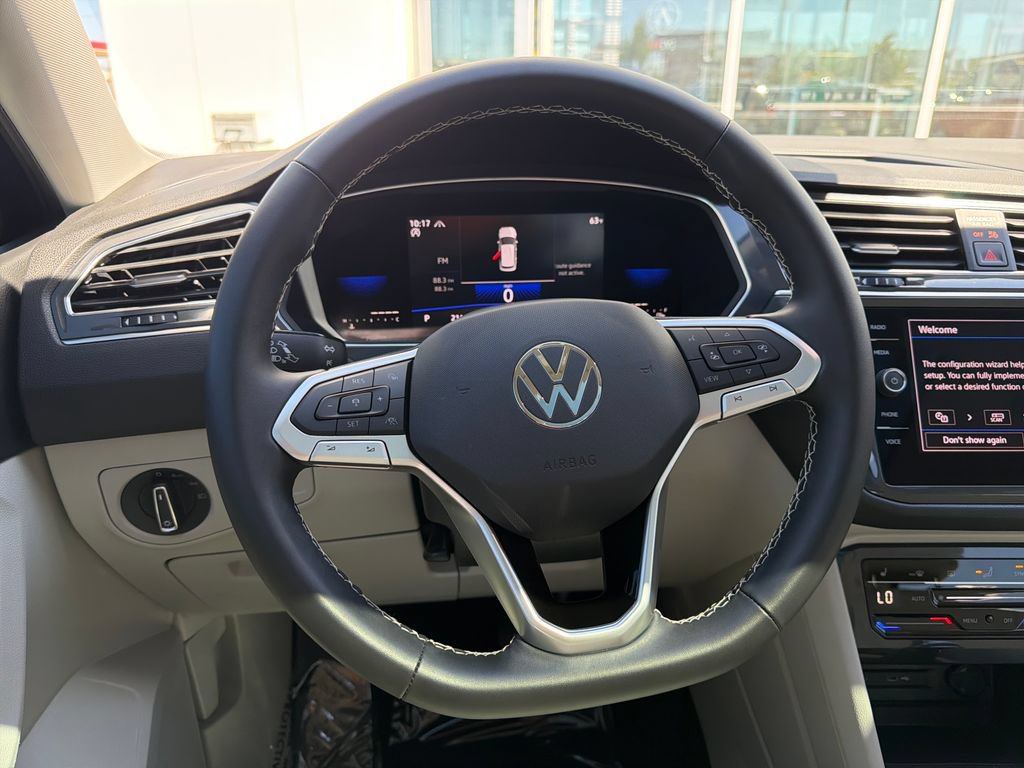 Certified 2023 Volkswagen Tiguan SE w/ Panoramic Sunroof Package AWD/4WD image 17