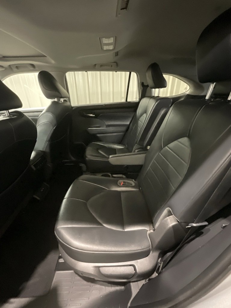 Used 2021 Toyota Highlander XLE image 11