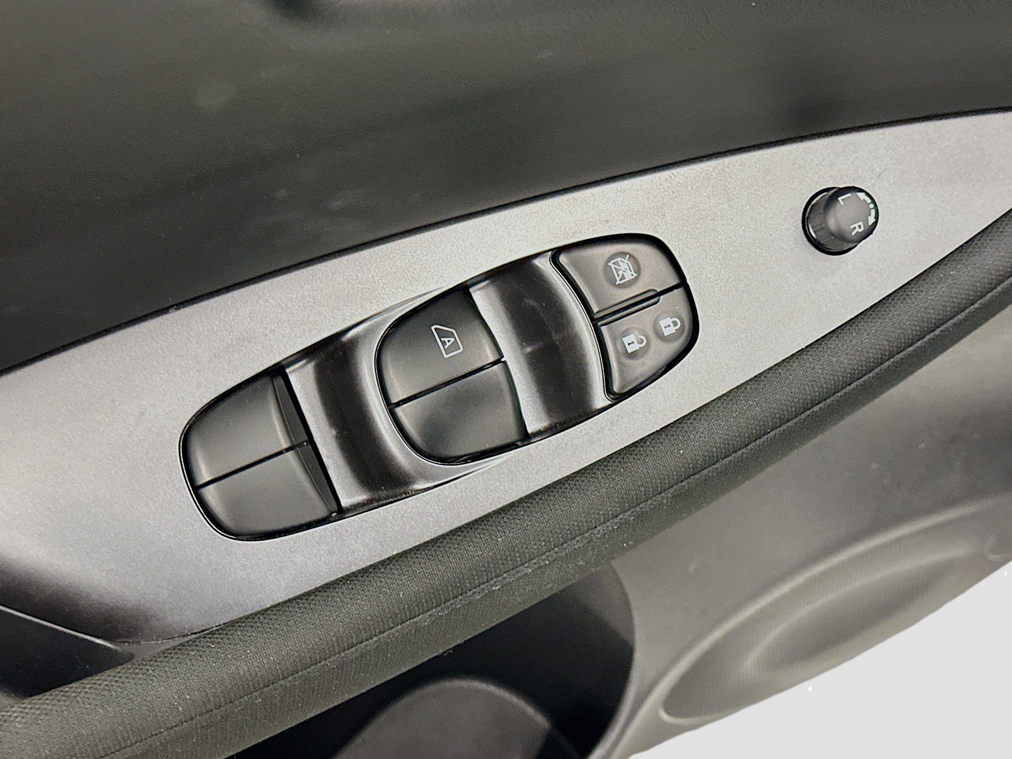 Used 2025 Nissan Leaf S image 15