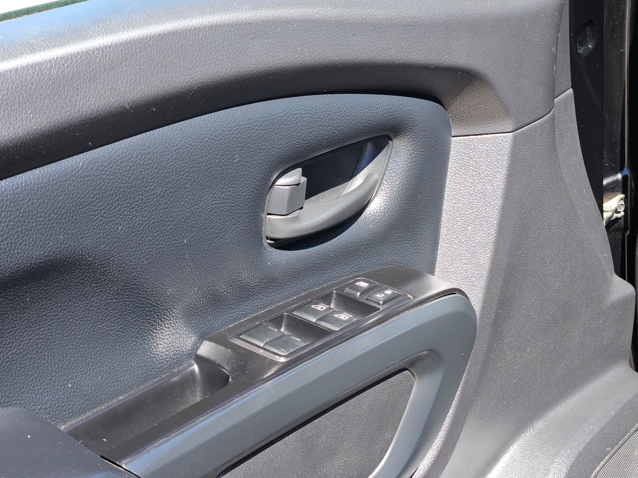 Used 2017 Nissan Titan S image 12