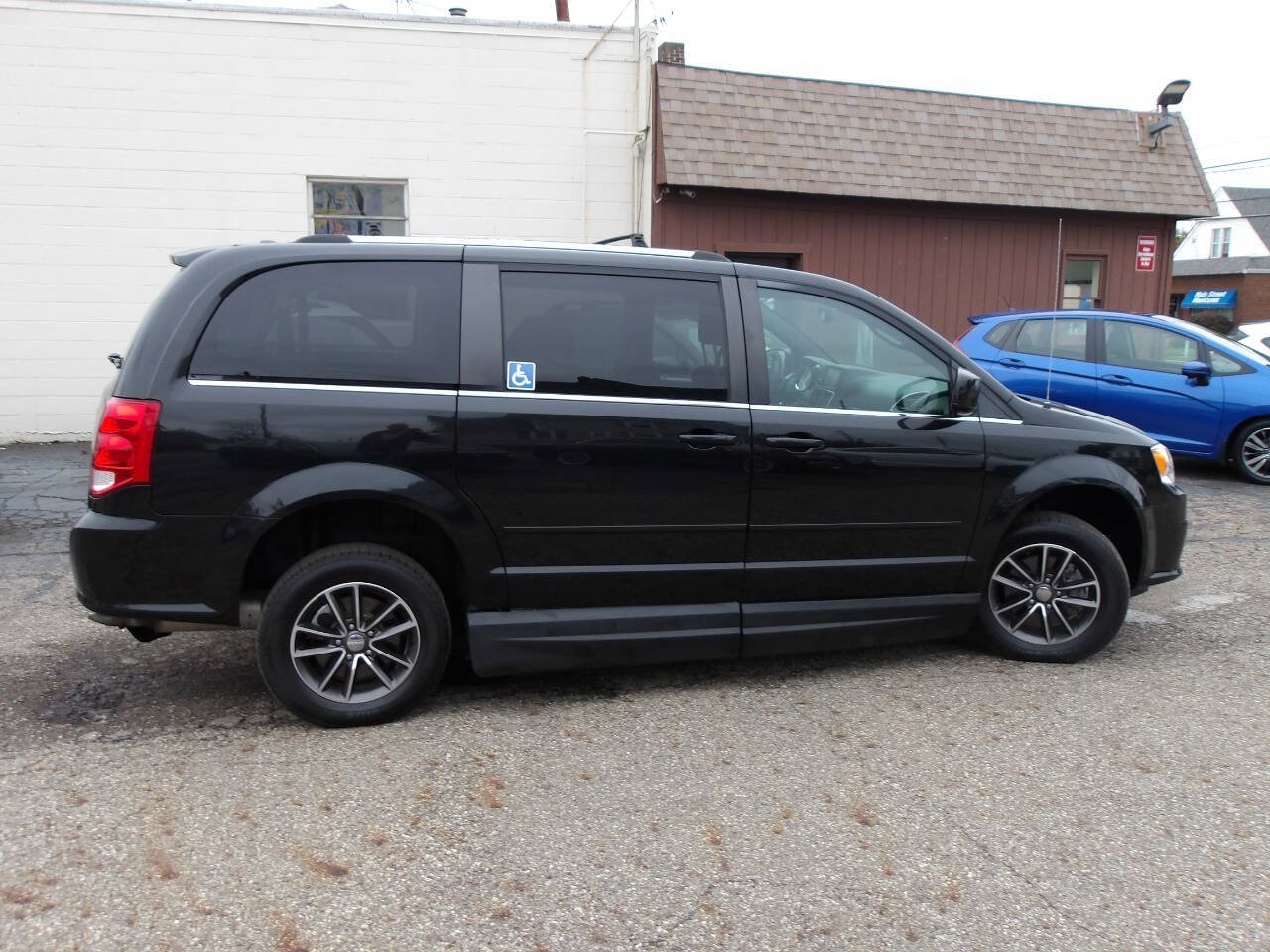 Used 2017 Dodge Grand Caravan SXT w/ Rear Park Assist Package FWD image 4