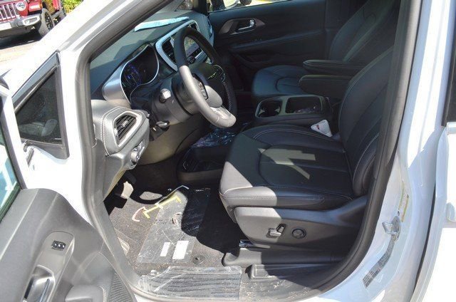 New 2026 Chrysler Pacifica Select image 17
