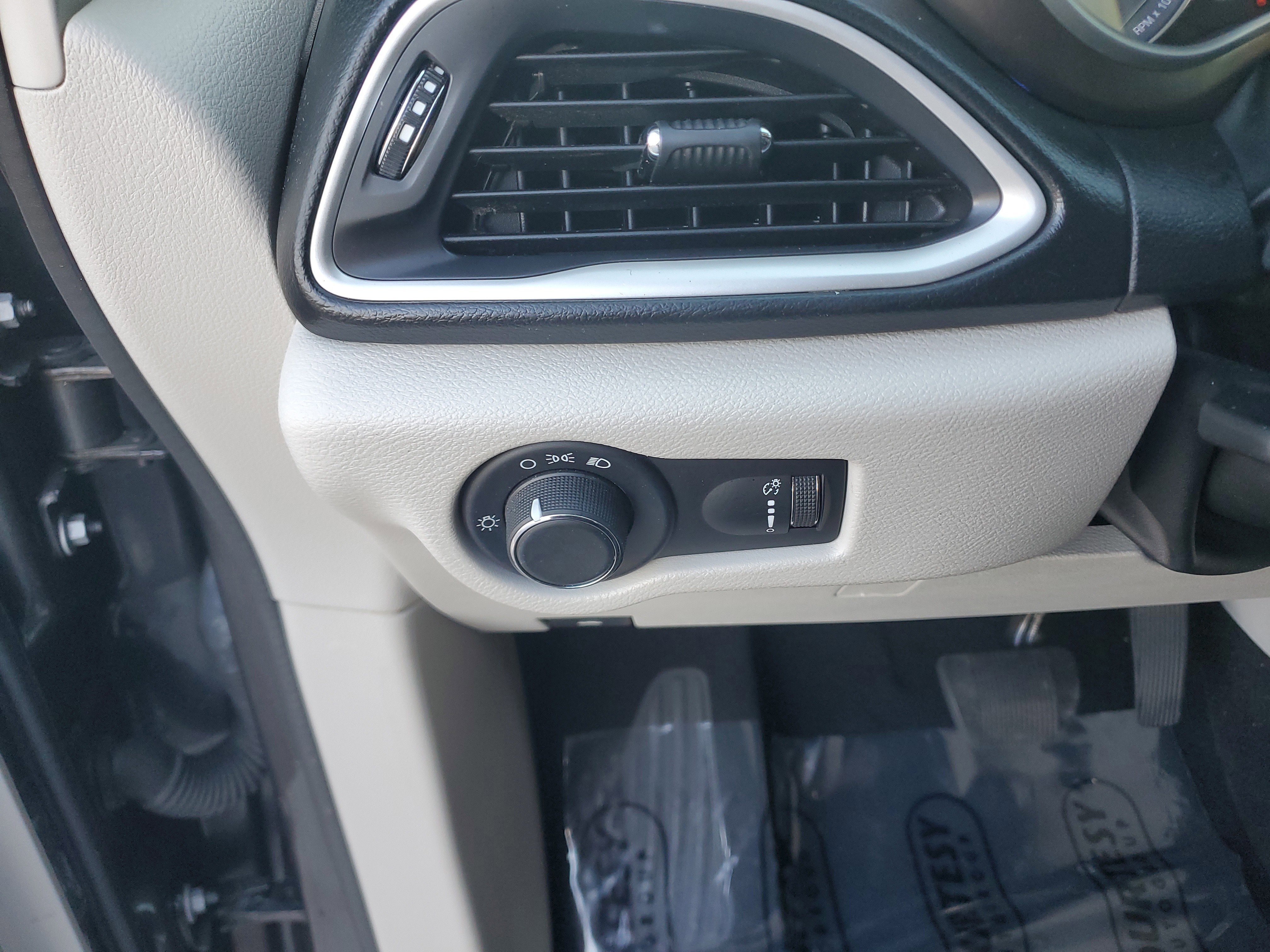 Used 2022 Volkswagen Atlas Cross Sport SE image 29