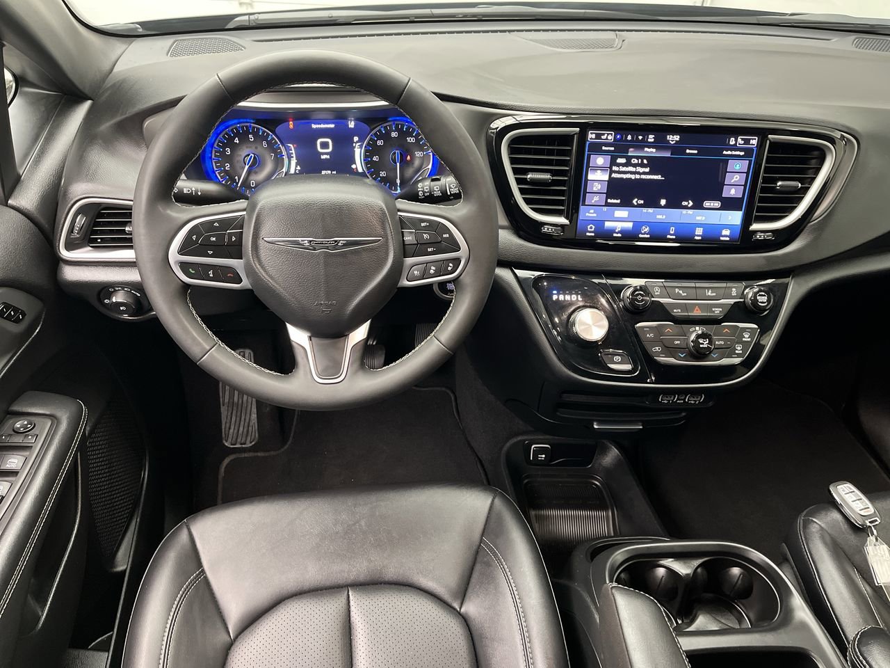 Used 2025 Chrysler Pacifica Select FWD image 13