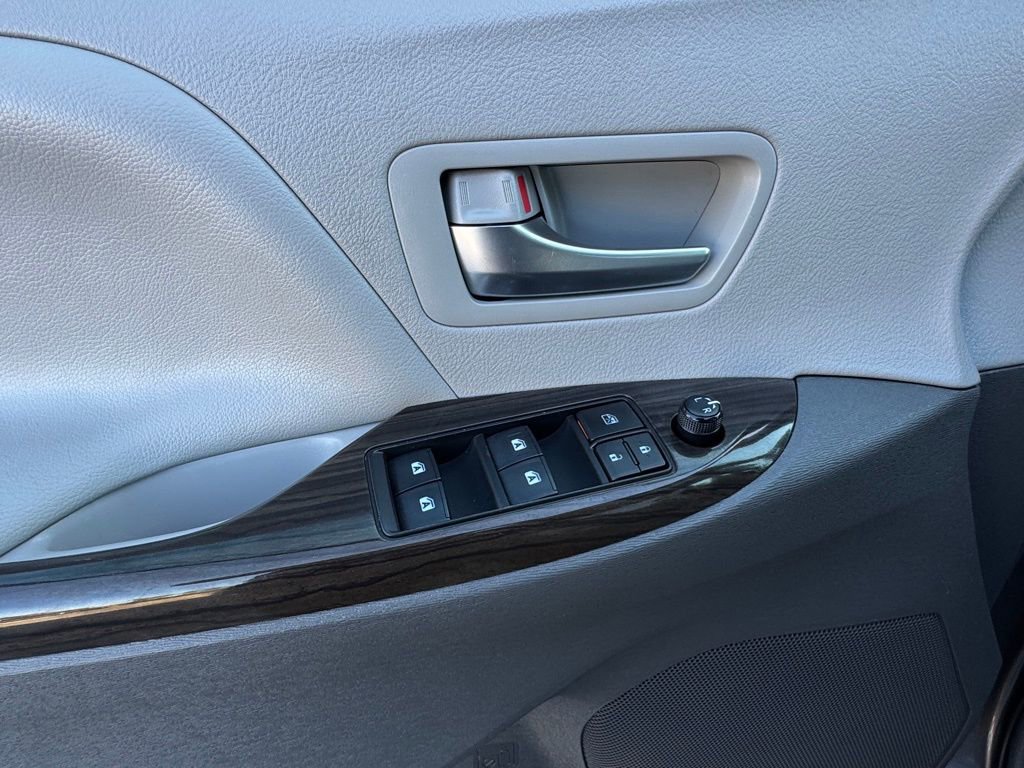Used 2020 Toyota Sienna XLE Premium image 36