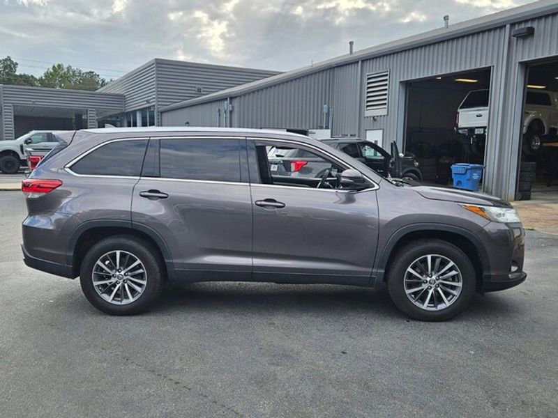 Used 2019 Toyota Highlander XLE image 18