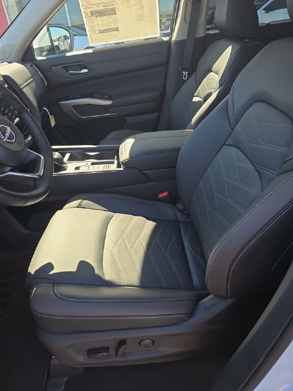 New 2025 Nissan Pathfinder Platinum image 6