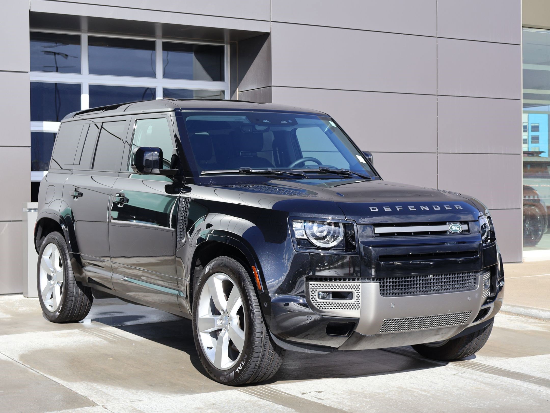Used 2025 Land Rover Defender 110 X-Dynamic SE image 3