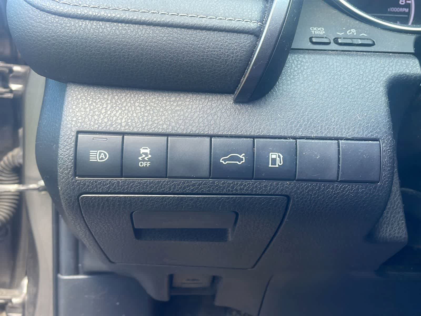 Used 2018 Toyota Camry SE w/ Moonroof Package FWD image 16