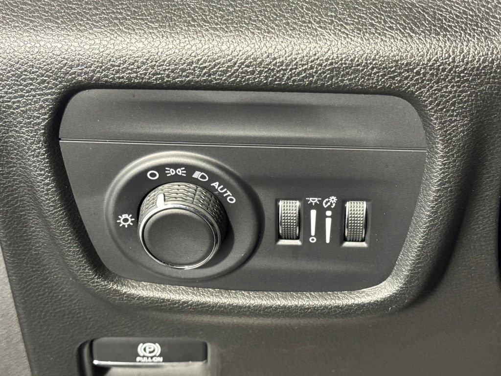 Certified 2025 Jeep Grand Cherokee Altitude AWD/4WD image 23