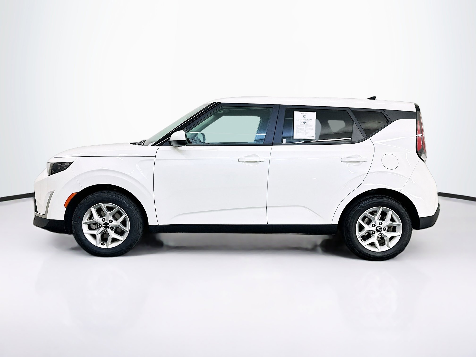Used 2025 Kia Soul LX w/ LX Technology Package FWD image 4