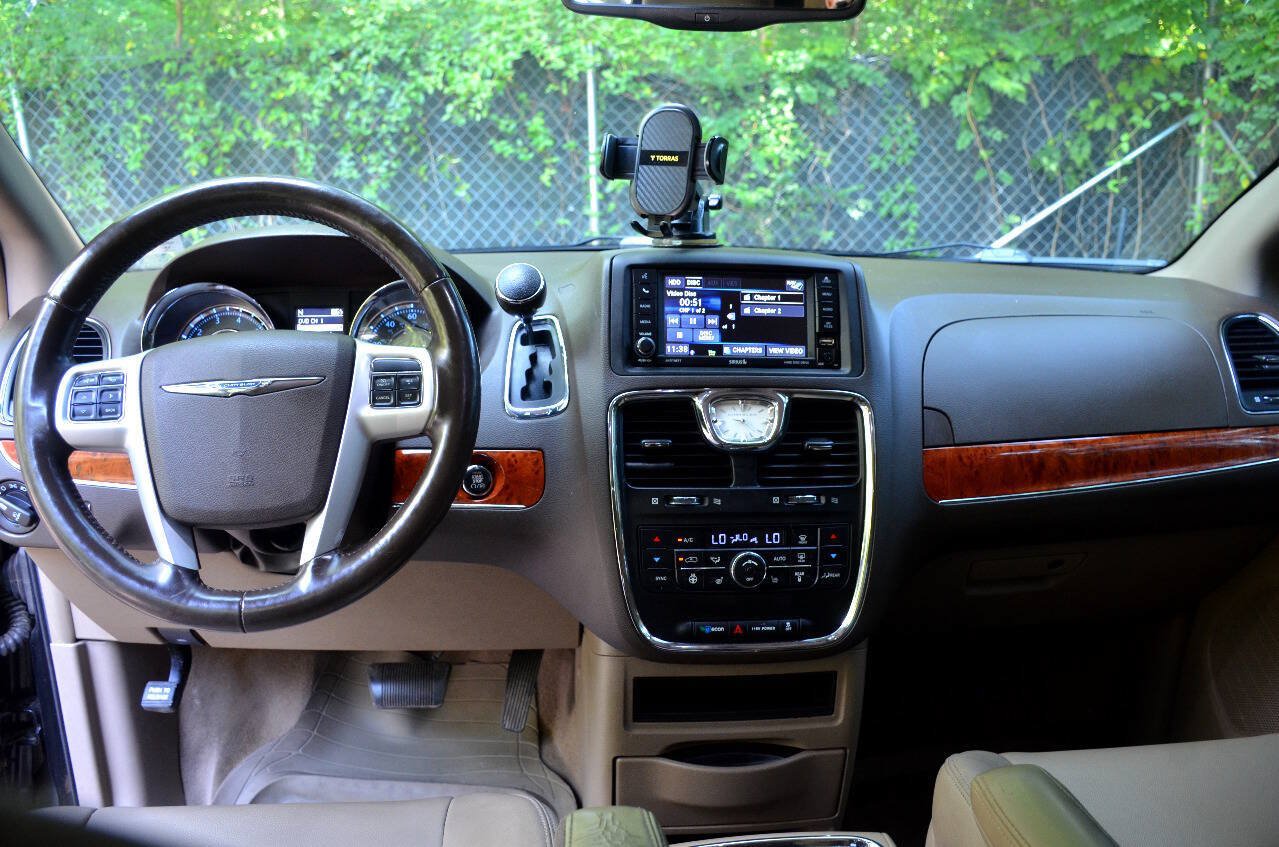 Used 2015 Chrysler Town & Country Touring-L w/ Driver Convenience Group FWD image 21