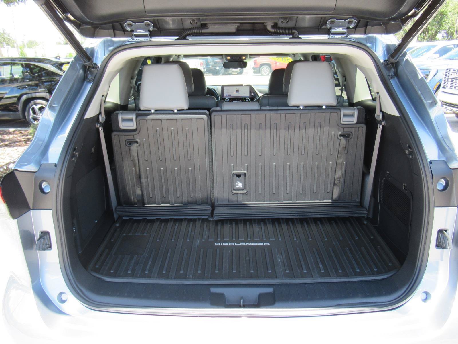 Used 2023 Toyota Highlander Limited FWD image 37
