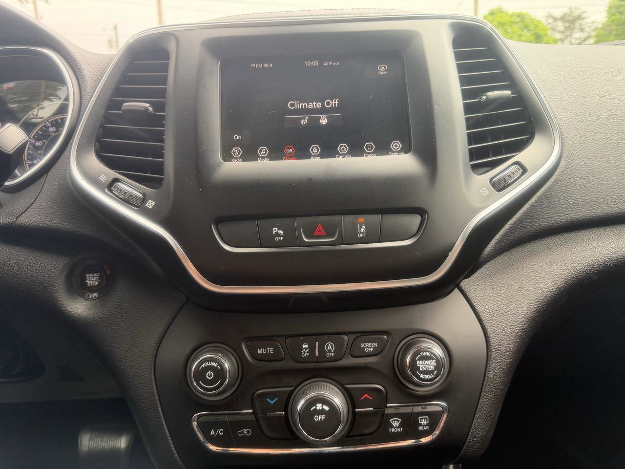 Used 2021 Jeep Cherokee Latitude Plus AWD/4WD image 17