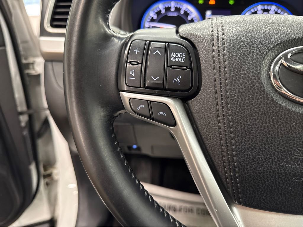 Used 2017 Toyota Highlander XLE w/ Carpet Mat Package image 29