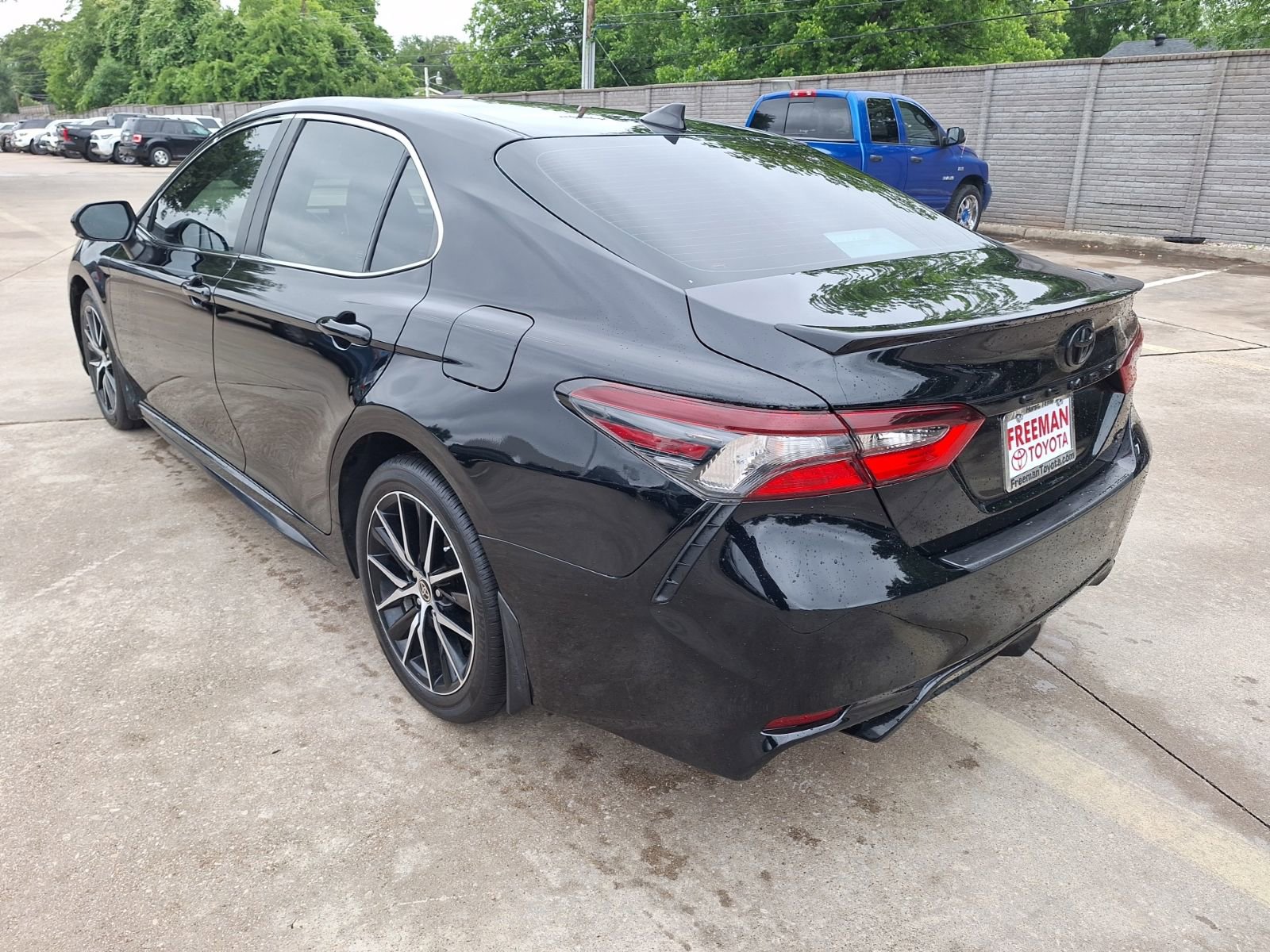 Used 2023 Toyota Camry SE w/ Convenience Package FWD image 4