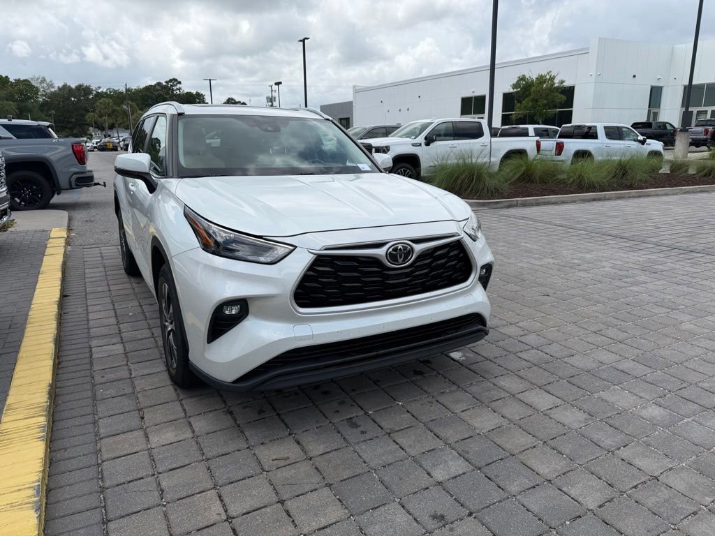 Used 2023 Toyota Highlander XLE FWD image 4
