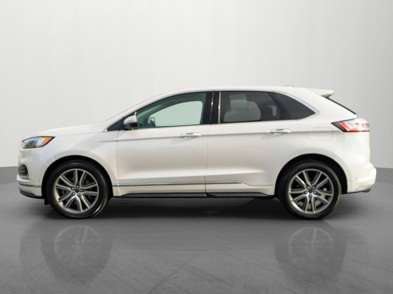 Used 2019 Ford Edge Titanium w/ Equipment Group 301A AWD/4WD image 4