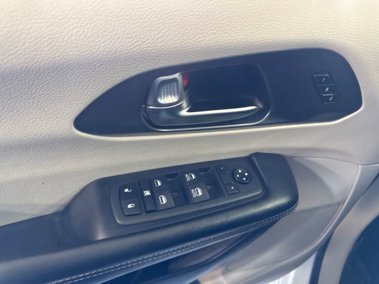 Used 2022 Chrysler Pacifica Touring-L FWD image 19