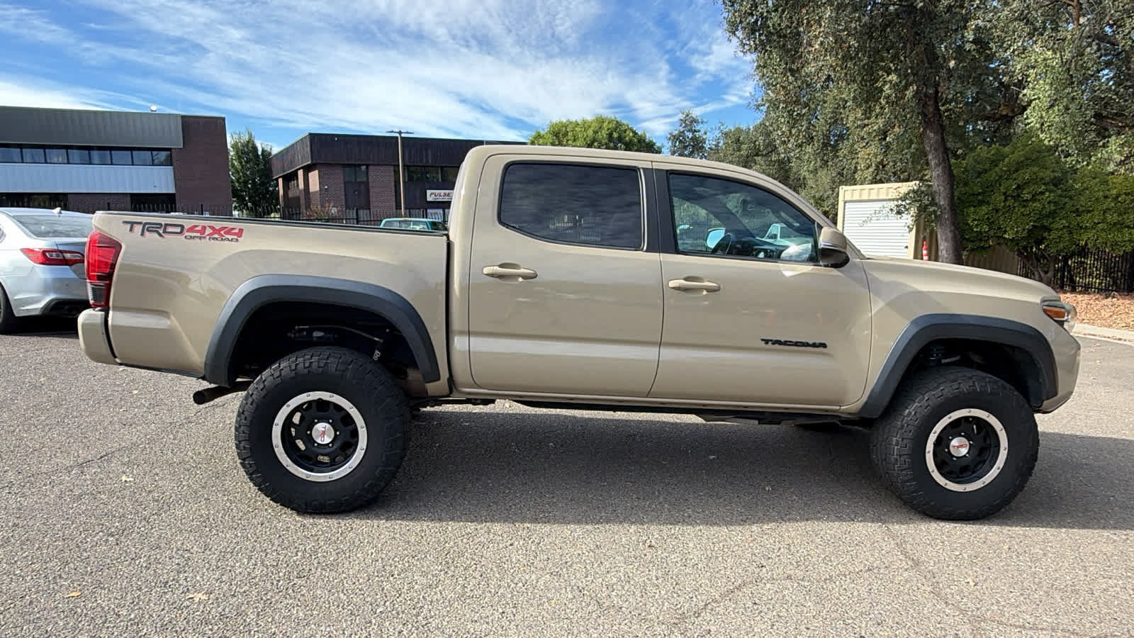 Used 2018 Toyota Tacoma TRD Off-Road AWD/4WD image 4