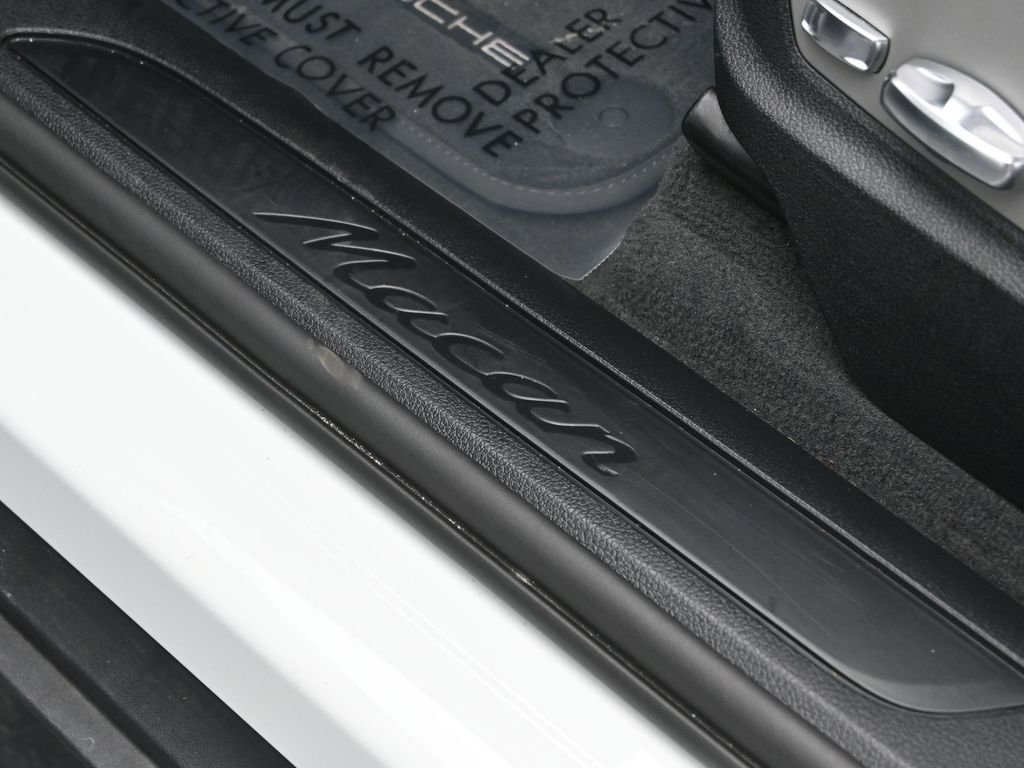 Certified 2025 Porsche Macan AWD/4WD image 14