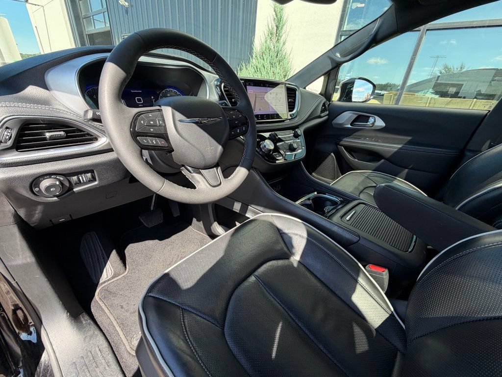 Used 2025 Chrysler Pacifica Limited FWD image 7