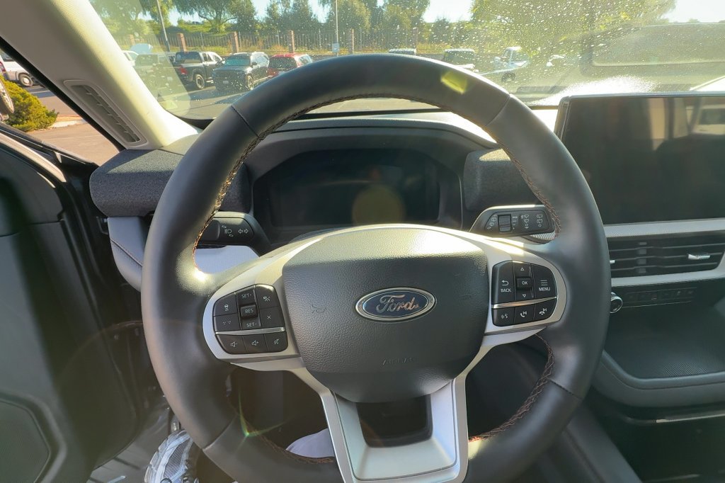 Used 2025 Ford Explorer Active w/ Active Comfort Package RWD image 16