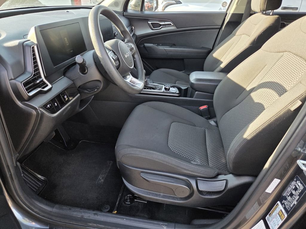 Used 2024 Kia Sportage LX image 3