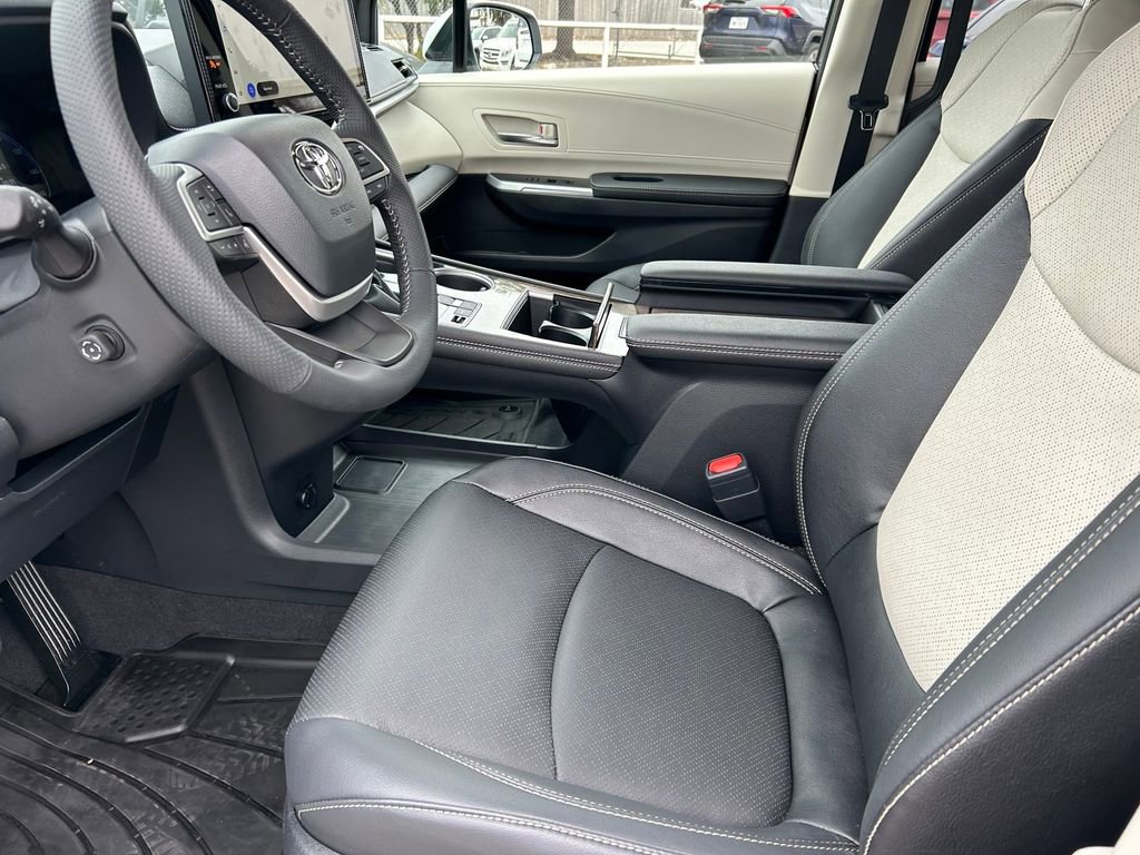 Used 2026 Toyota Sienna Limited image 11