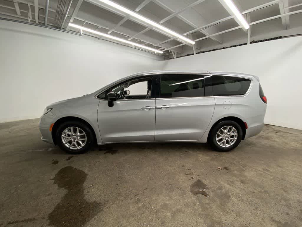 Used 2024 Chrysler Pacifica Touring-L image 3