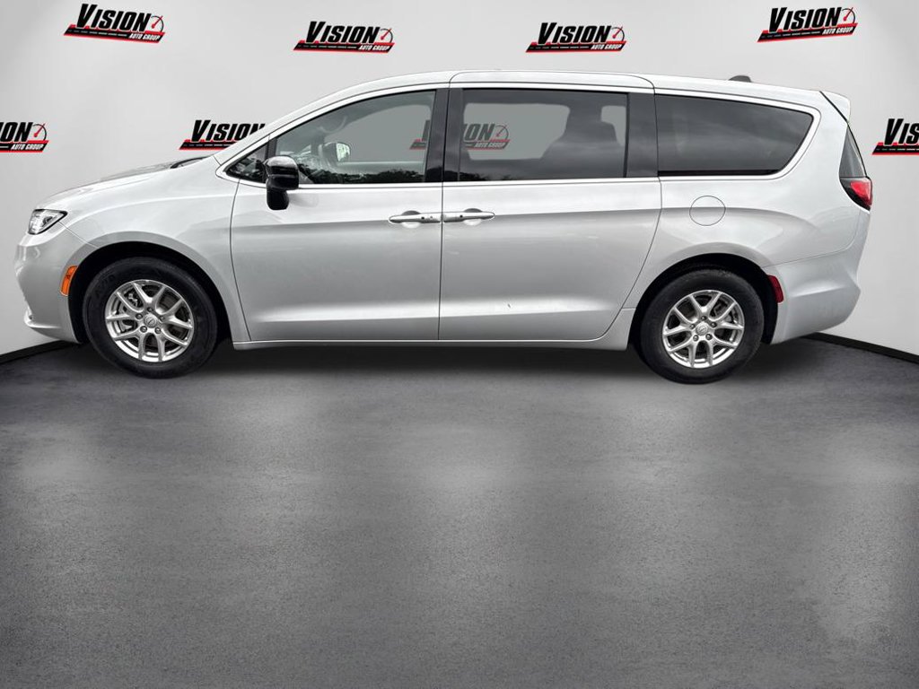 Used 2026 Chrysler Pacifica Select FWD image 8