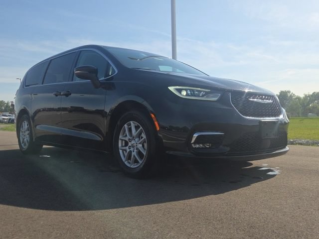 Used 2023 Chrysler Pacifica Touring-L FWD image 1