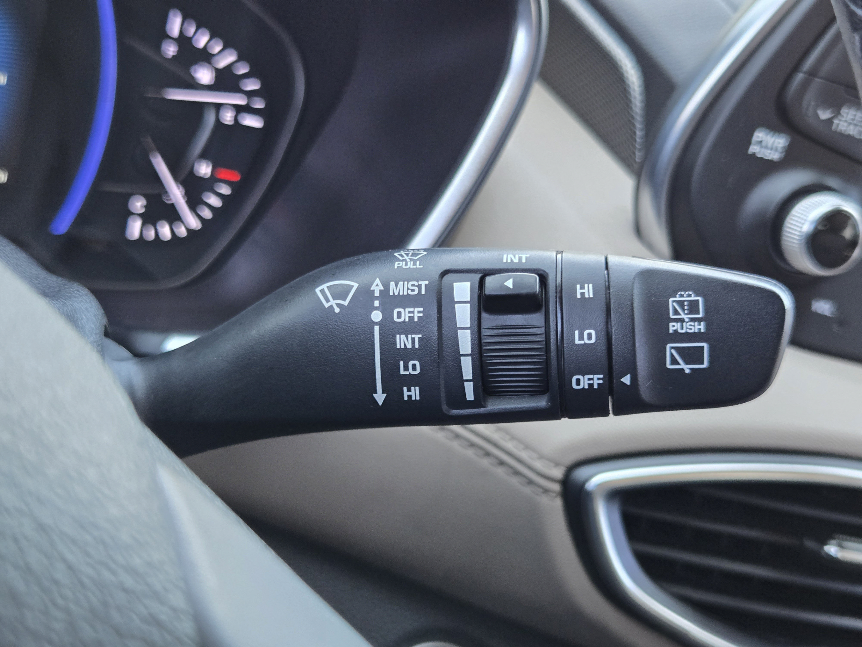 Used 2019 Hyundai Santa Fe SEL FWD image 18