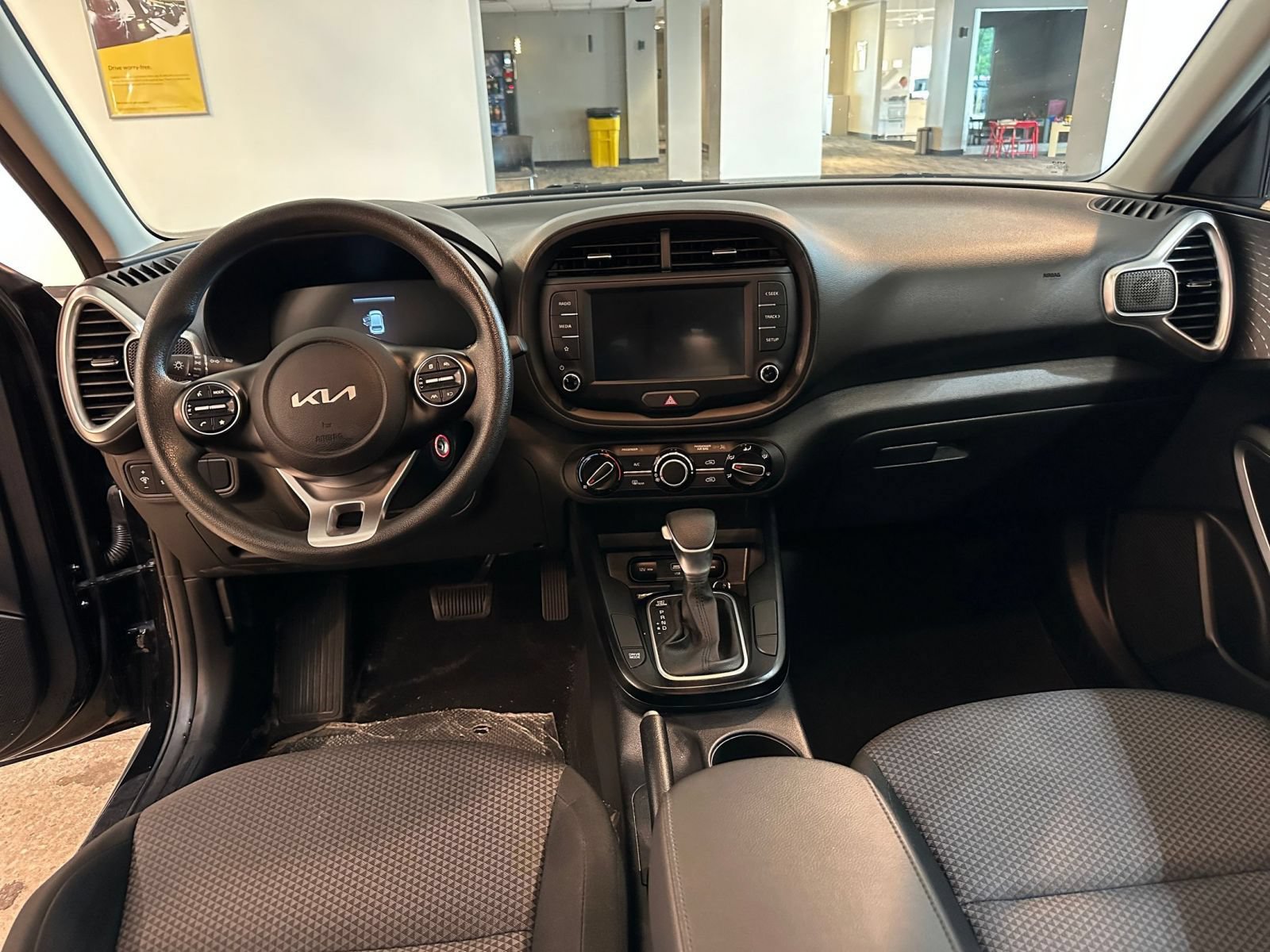 Used 2025 Kia Soul LX w/ LX Technology Package FWD image 33